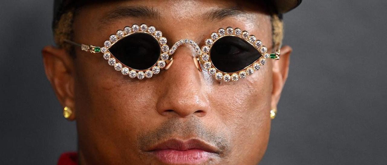 Pharrell Williams, en los Grammy 2023, con las llamativas gafas de sol con incrustaciones de diamantes que ha diseñado para Tiffany &amp; Co.