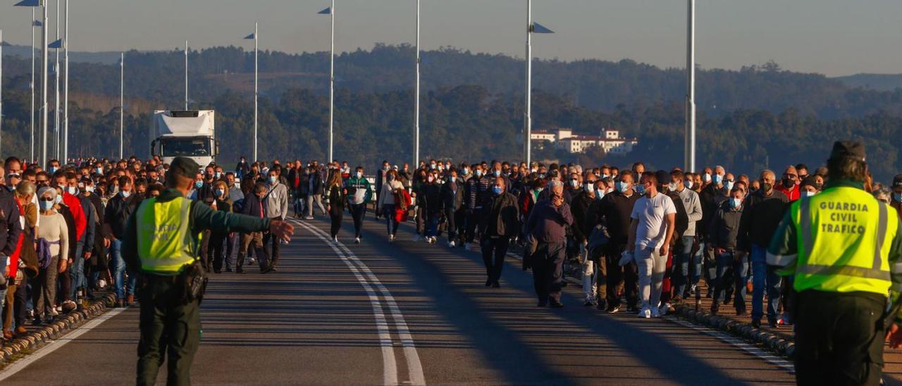 Un momento de la marcha en el puente de A Illa. |  // IÑAKI ABELLA