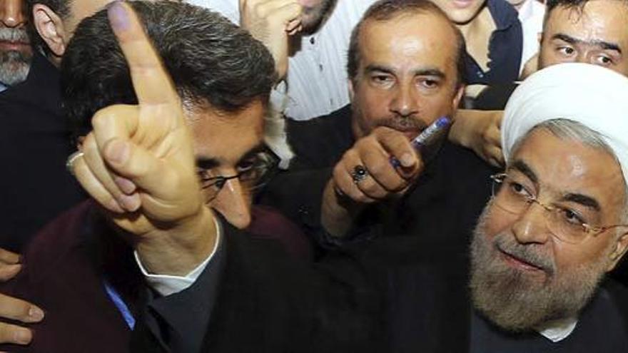 Hasan Rohani, después de votar.