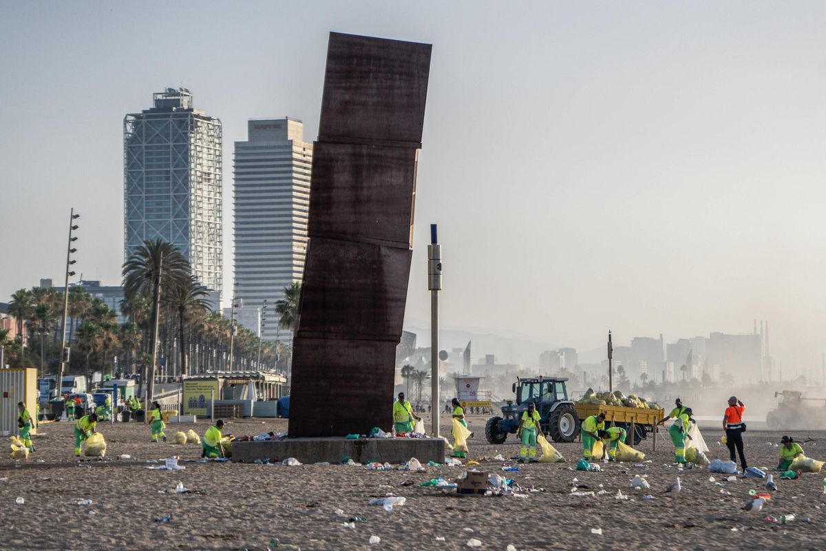 Limpieza de las playas de Barcelona tras la verbena de Sant Joan 2025