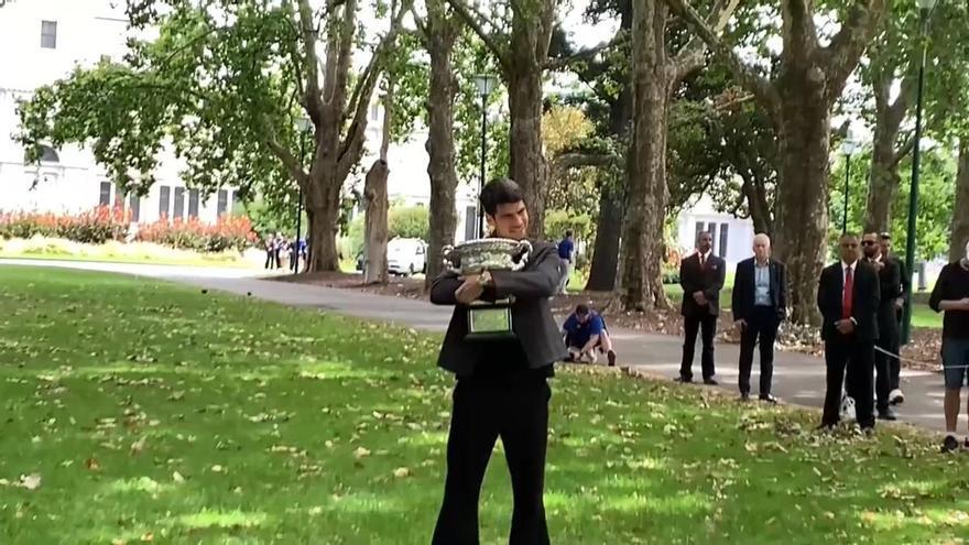 Carlos Alcaráz levanta la copa en el jardín botánico de Melbourne