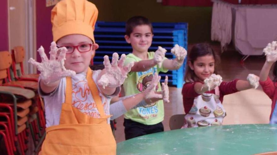 Alumnos del curso de &#039;minichefs&#039;, ayer, en la escuela infantil.