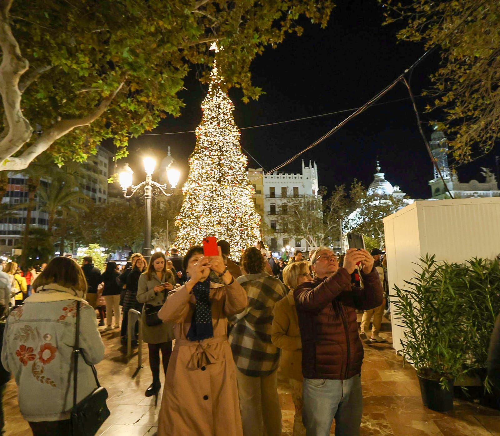 El centro de València, a reventar de gente por la decoración de Navidad