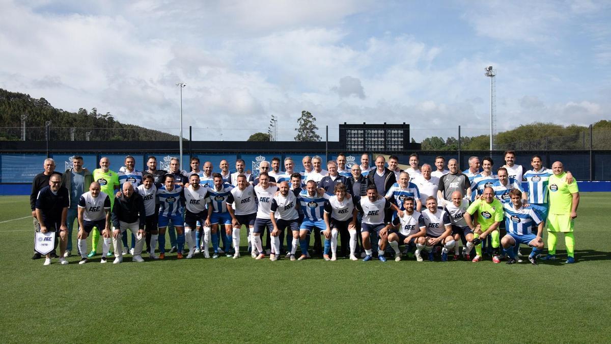 Foto de familia entre los veteranos del Dépor y los de AFE