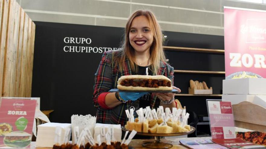 Un bocadillo de zorza vegana, una de las propuestas de la Feira do Gourmet Galego.   | // GUSTAVO SANTOS