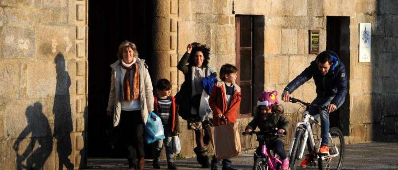 El turismo familiar elige la comarca de O Salnés para sus vacaciones de Semana Santa. // Iñaki Abella