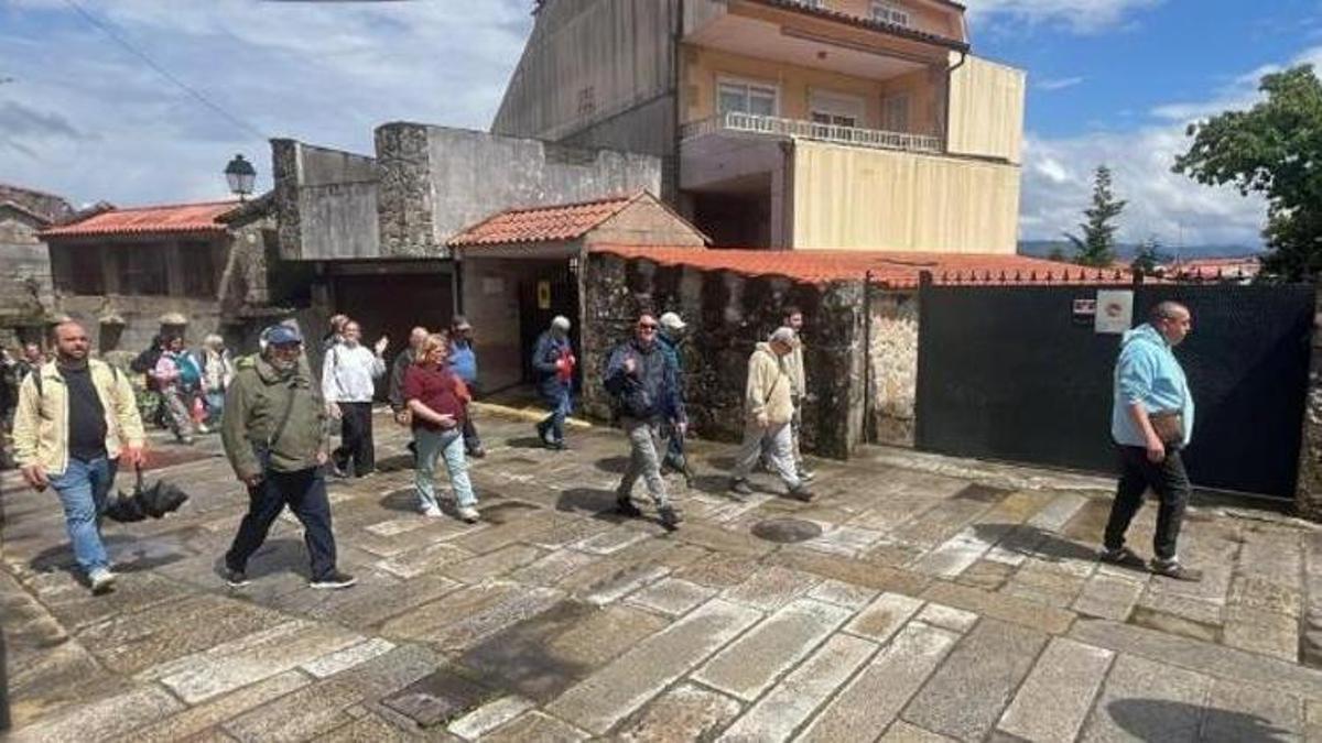 Los participantes paseando en una de sus visitas.