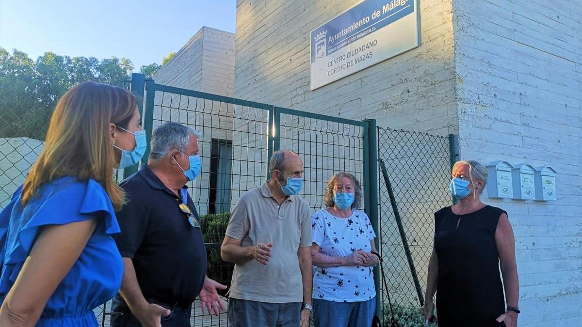 Salvador Trujillo, Beatriz Rubiño y vecinos en el Centro Ciudadano Cortijo de Mazas.