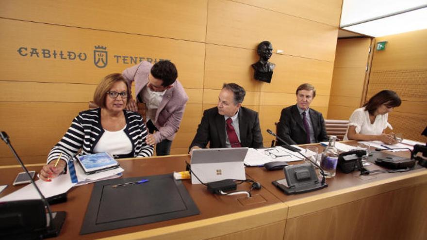 A la izquierda, los dos integrantes de la Mesa de Edad, la presidenta Juana María Reyes y Nauzet Gugliota. En el centro, el secretario del pleno, Domingo Hernández.