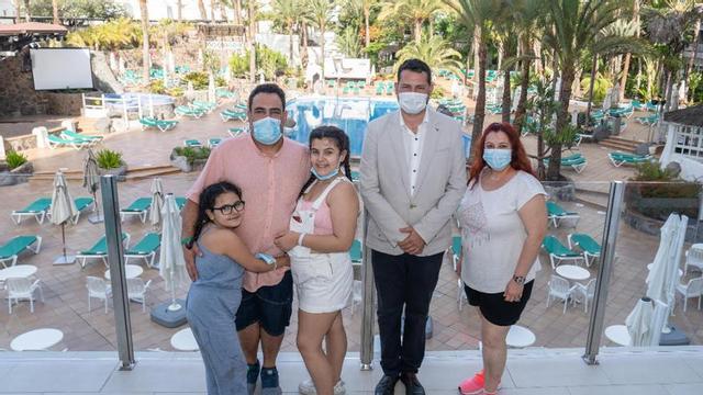 Una familia de Madrid protagoniza la reapertura del hotel Abora Buenaventura by Lopesan Hotels