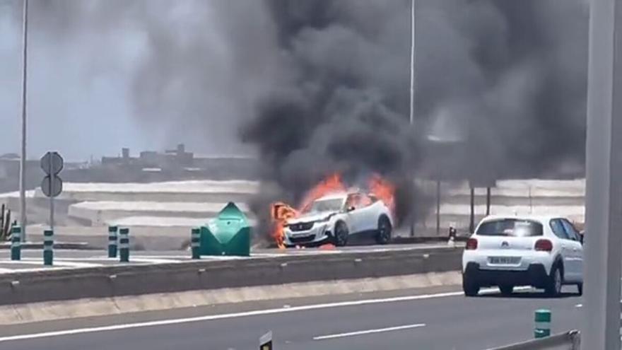 Incendio de un vehículo en la autopista del sur de Tenerife