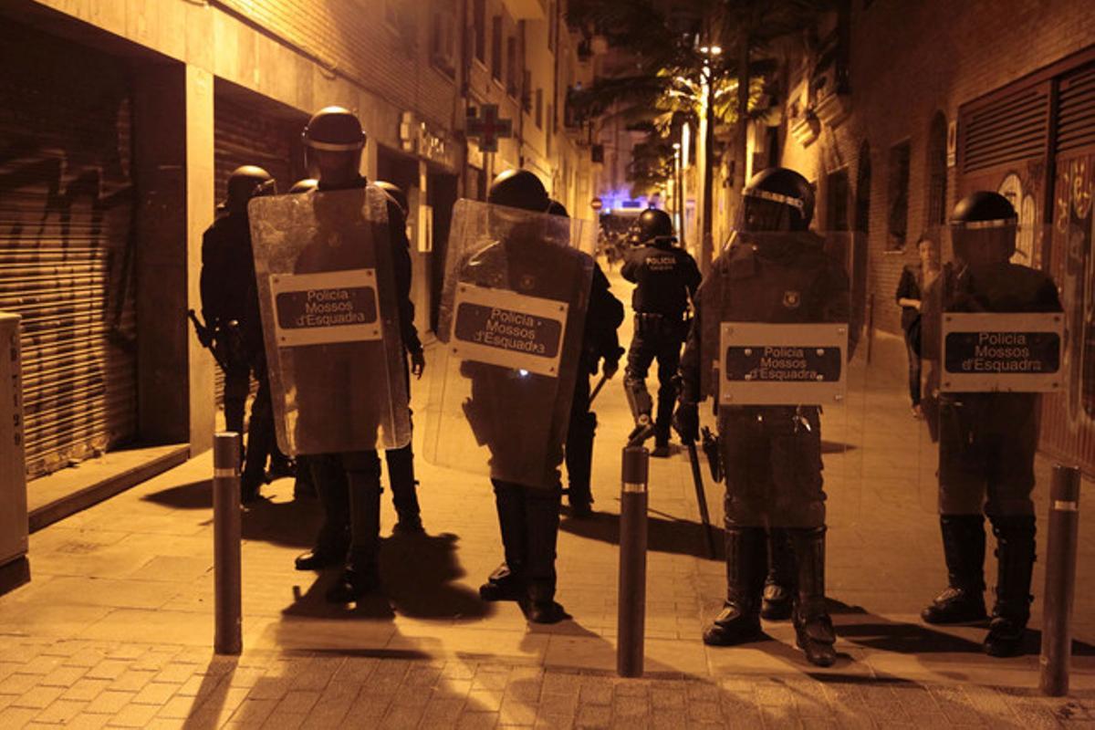 Un grup de mossos, als voltants de Can Vies, dimarts a la nit.