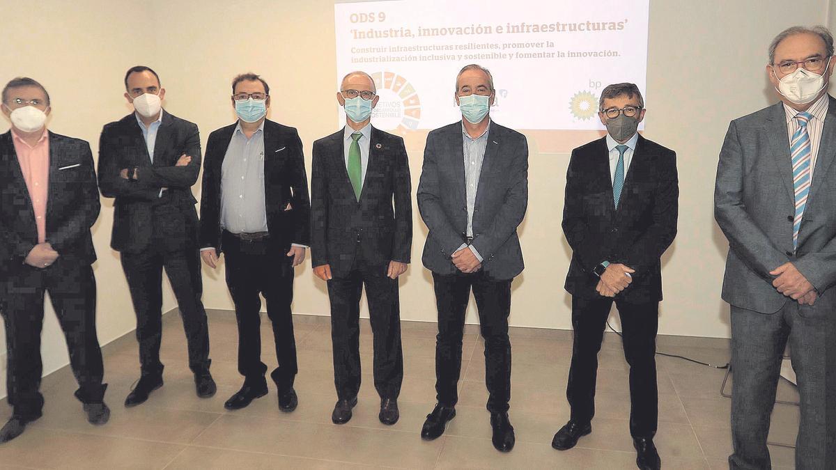 Los cinco ponentes del encuentro divulgativo, junto con el director de ‘Mediterráneo’, José Luis Valencia, y el director comercial del diario, Jesús Dualde.
