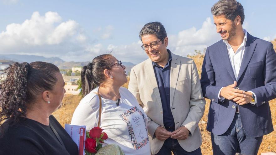 Pedro Martín y Luis Yeray Gutiérrez, junto a representantes de la Asociación de Vecinos Octubre 1953.