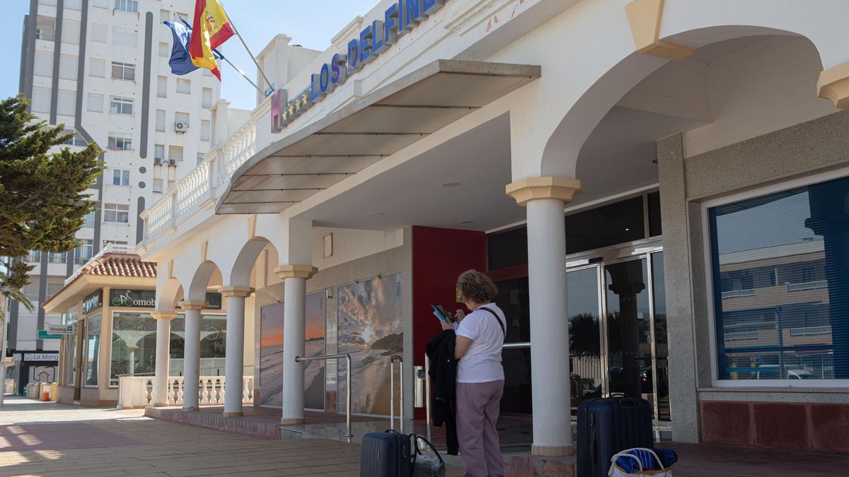 Turistas en un hotel de La Manga el pasado fin de semana.