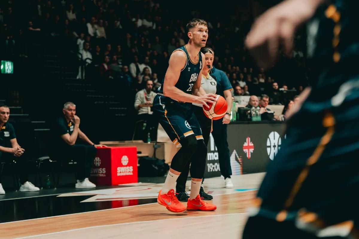 Emir Sulejmanovic lanza un triple en el Suiza-Bosnia.