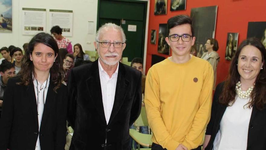 La estudiante Julia Garay, José María Merino, el alumno Jorge Chapero y la docente de Lengua María Meitín, ayer, en el Instituto de Vegadeo.