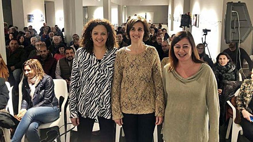 La presidenta balear, Francina Armengol, junto a la precandidata del PSOE a la alcaldía de Sa Pobla, Xesca Mir (centro), y la consejera de Hacienda, Catalina Cladera.