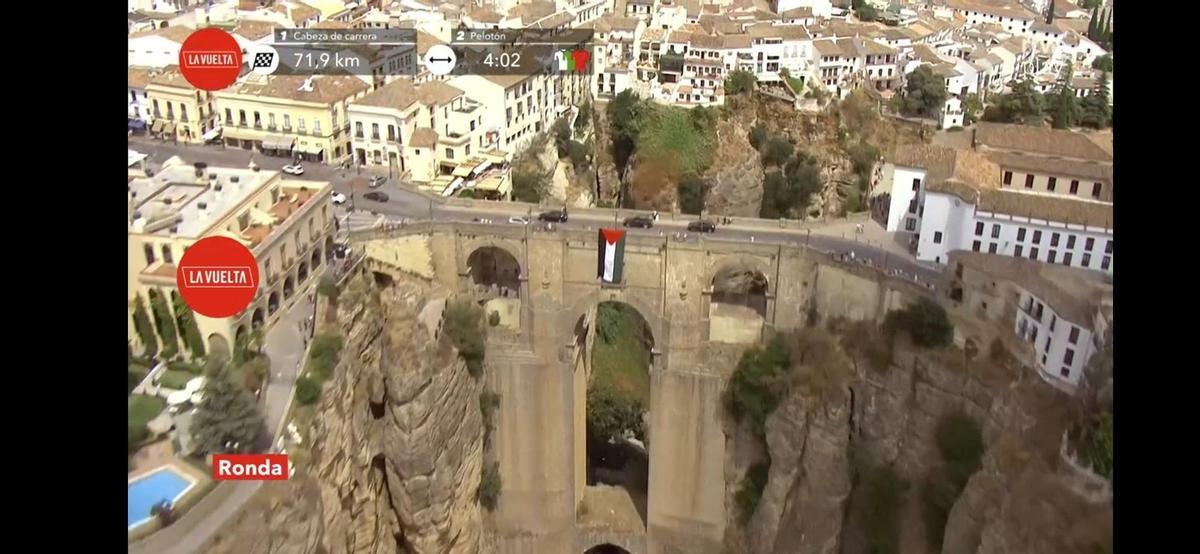 La bandera de Palestina, desde el Puente Nuevo de Ronda (Málaga).