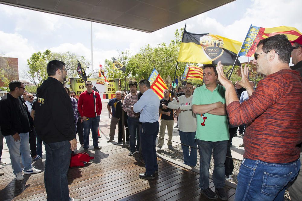 Protesta de los taxistas en Castelló contra Uber