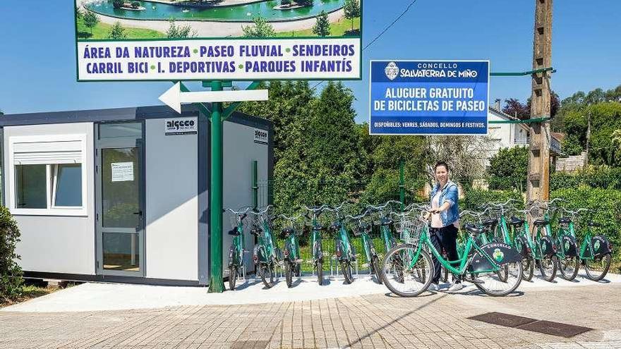 La teniente alcalde, Marta Valcárcel, con una de las bicicletas de paseo de Salvaterra. // D.P.