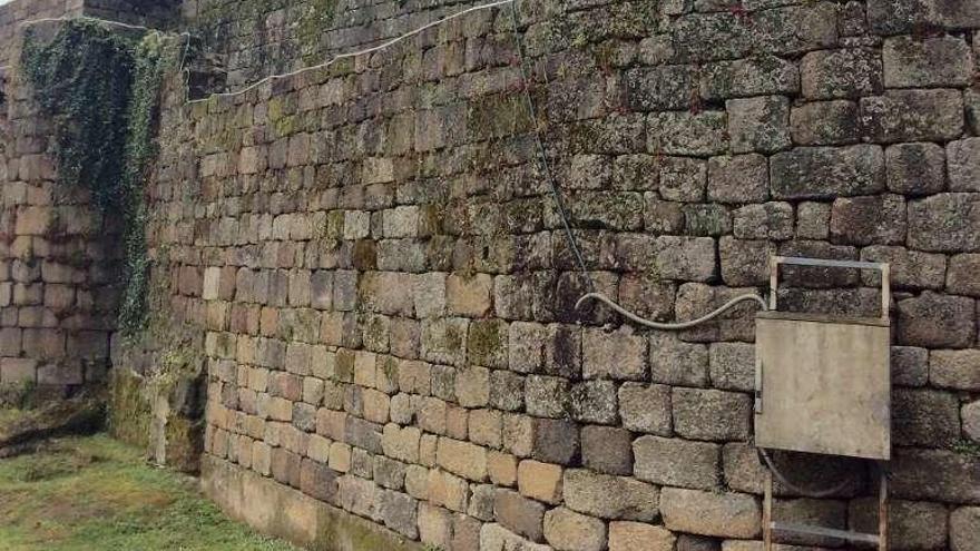 Cinta y cuadro eléctrico en el muro del castillo. // FdV