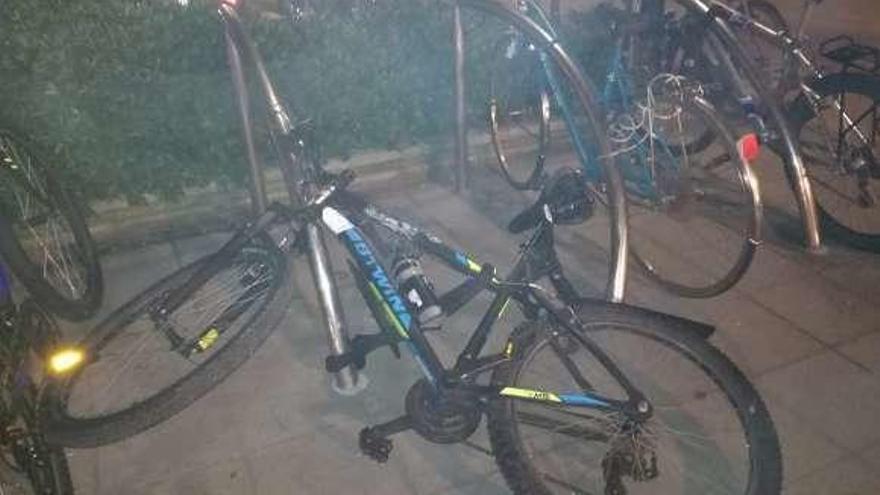 Una de las bicicletas afectadas tras el paso de los jóvenes.