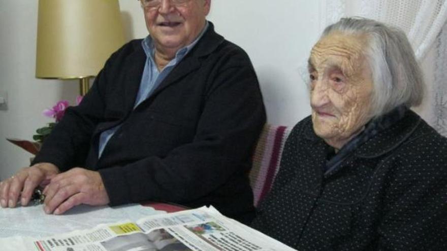 Aurora, con un ejemplar de LA OPINIÓN-EL CORREO ante sus ojos, y su hijo Horacio.