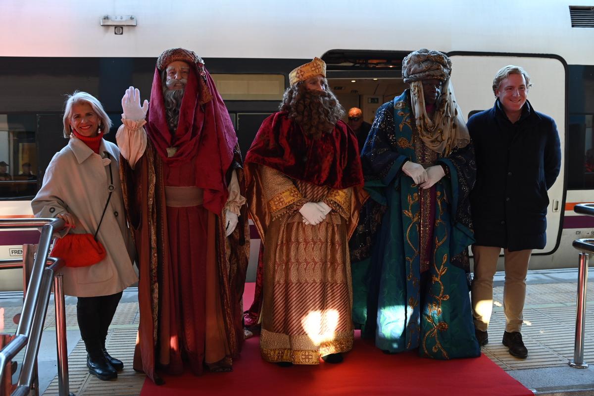 Los Reyes Magos, a su llegada a la estación de tren, con la concejala de Cultura y el alcalde de Badajoz.