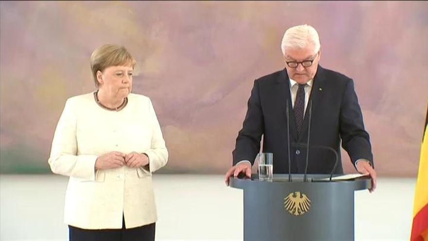 Merkel vuelve a sufrir temblores en un acto oficial