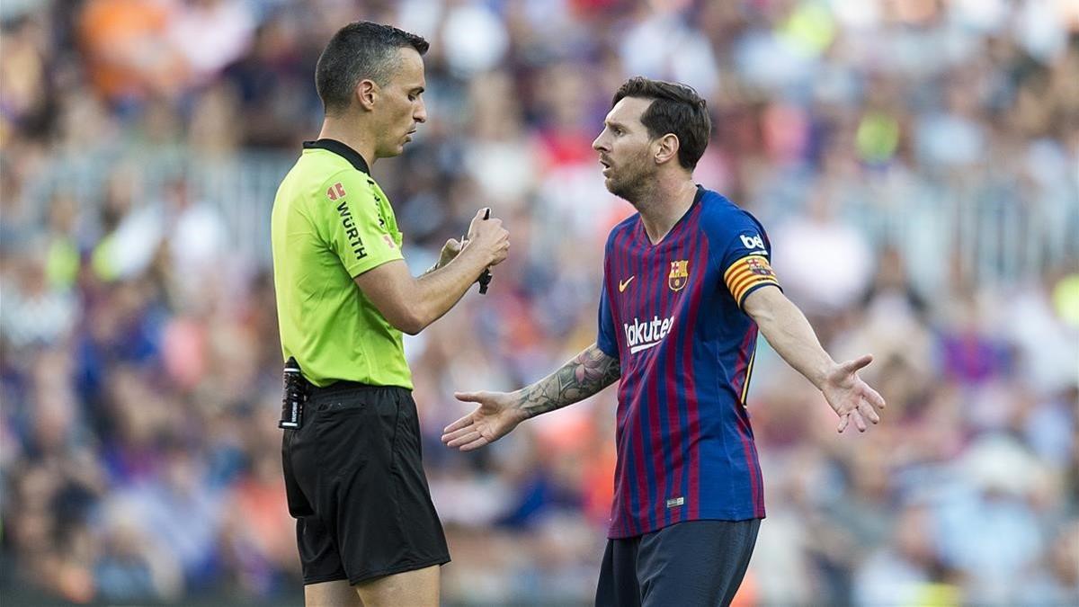 Messi protesta a Jaime Latre, el colegiado aragonés del Barça-Athletic,