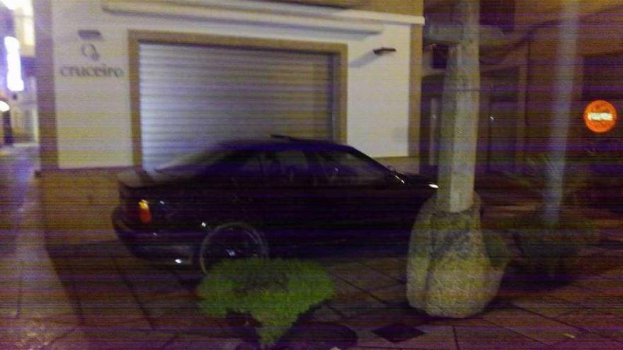 Imagen aportada por un vecino para denunciar el &quot;descontrol&quot; nocturno. Se aprecia un turismo estacionado en la calle peatonal de Pratería. // FDV