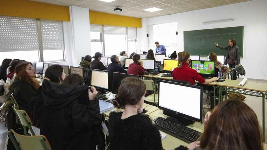 Alumnos do IES Paseo das Pontes asisten, onte, o taller de &#039;A Coruña emprende&#039;.