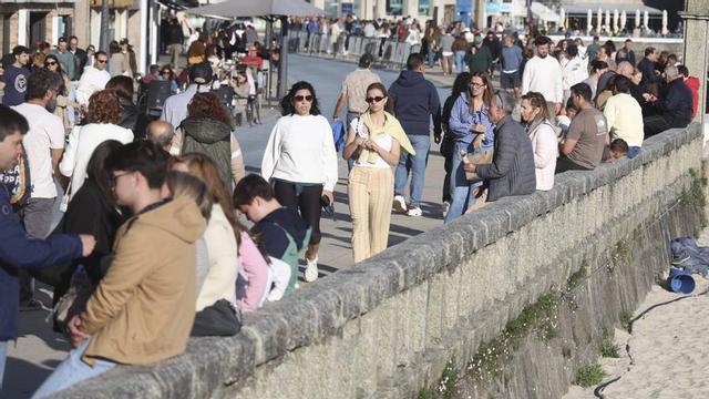 Gente paseando por Sanxenxo, que ocupa el tercer mejor puesto en renta por habitante en la comarca pontevedresa.