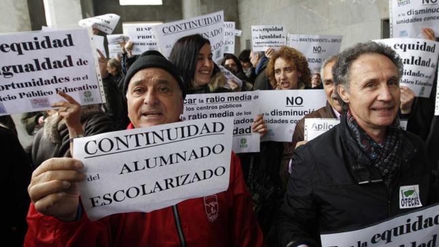 Profesores de la concertada, ayer, junto a la sede de la Consejería de Educación, en Oviedo.