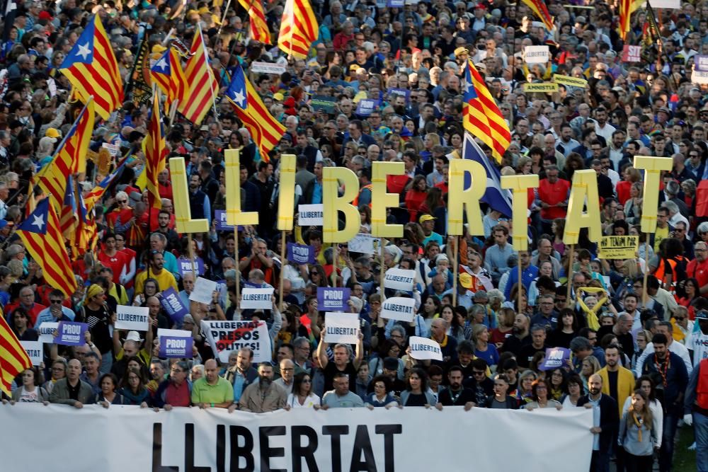 Unes 350.000 persones assisteixen a la manifestació contra la sentència de l'1-O a Barcelona