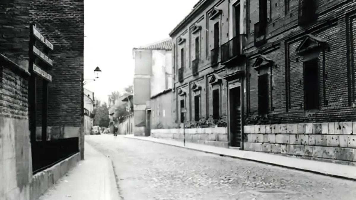 Fachada del callejón del Peligro antes de su desaparición