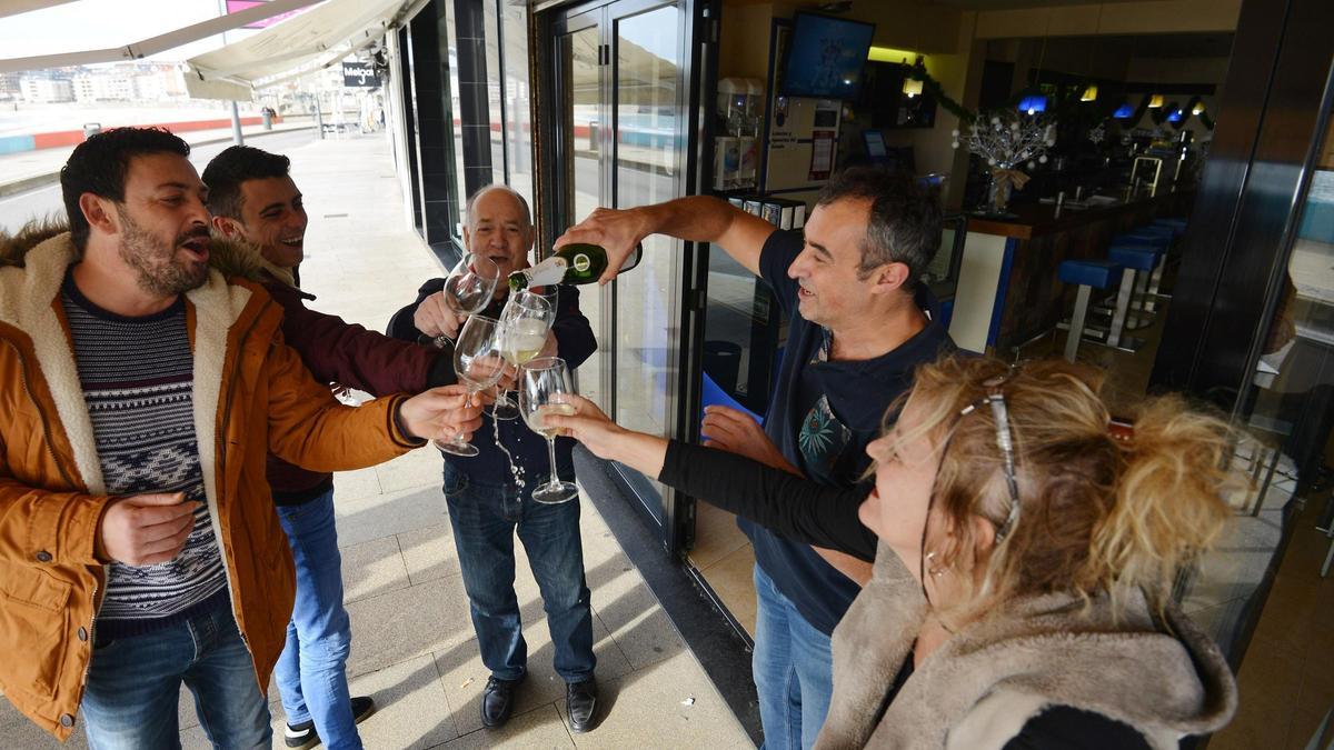 Brindis a la puerta del bar Gran Suqui de Sanxenxo.