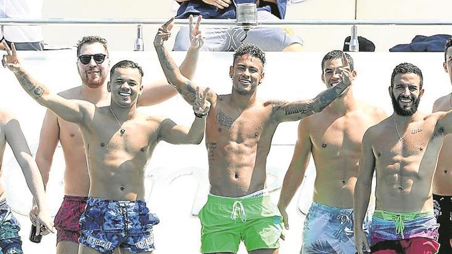 Neymar se divierte con sus amigos en Saint-Tropez