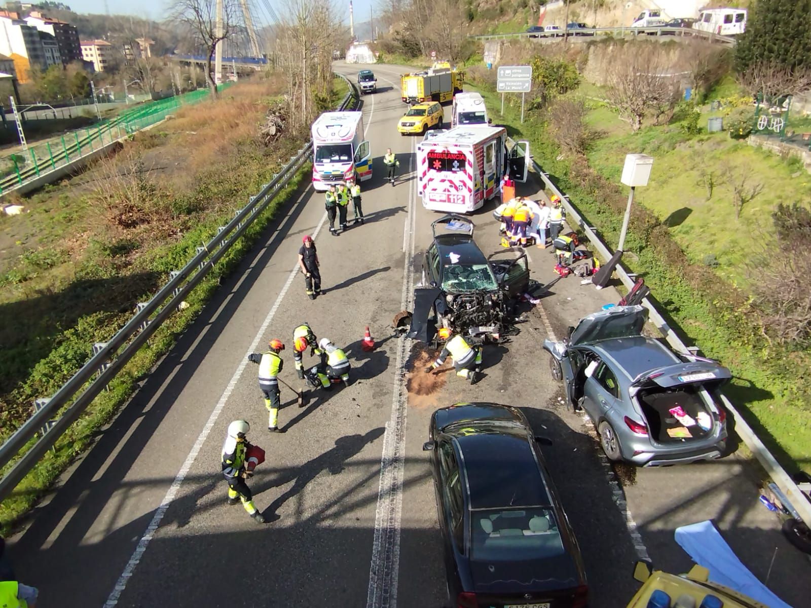 Grave accidente de tráfico en el Corredor del Nalón, con al menos un muerto, un herido muy grave y varios lesionados más