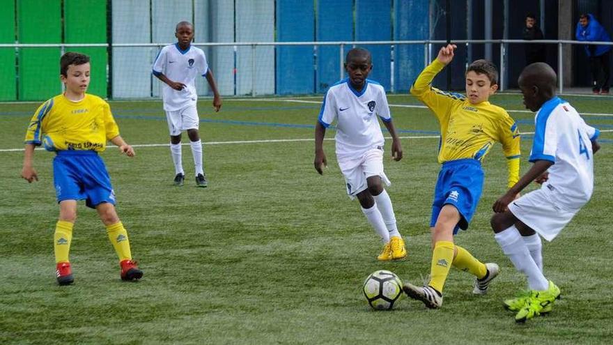 La Academia mostró un alto nivel en el triangular amistoso ante Cambados y Céltiga. // I. Abella