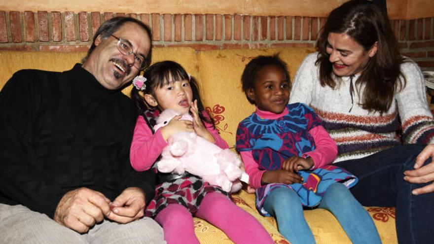 La pequeña Esther, junto a su hermana Ángela y a sus padres, Francisco José y Ascensión