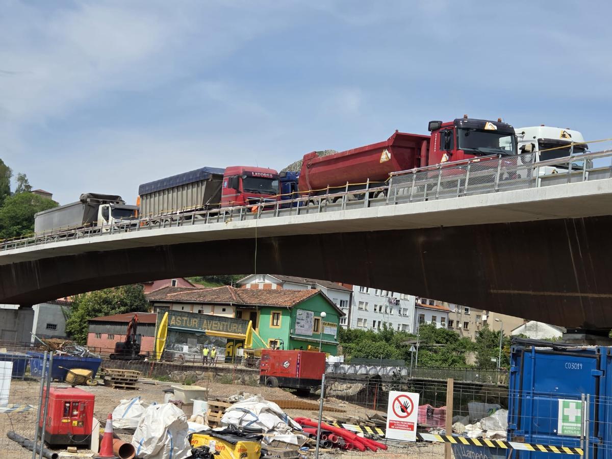 Pruebas de carga en el puente de Arriondas sobre el río Piloña.