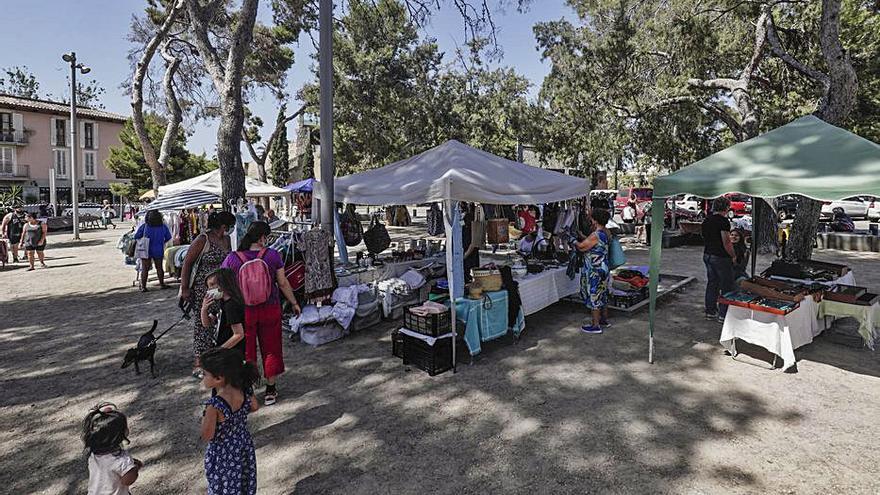 Mercadillo de segunda mano en el Puig de Sant Pere | MANU MIELNIEZUK