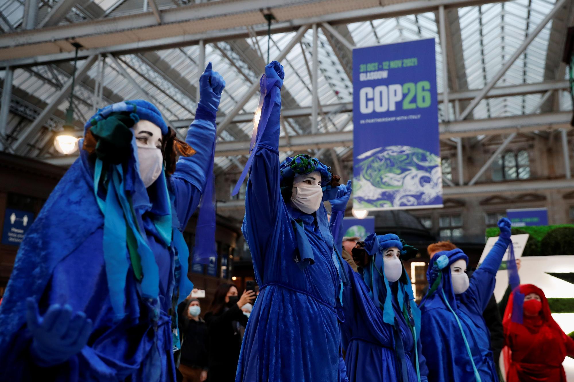 Un grupo de activistas en una protesta en la estación de Glasgow durante la COP26.