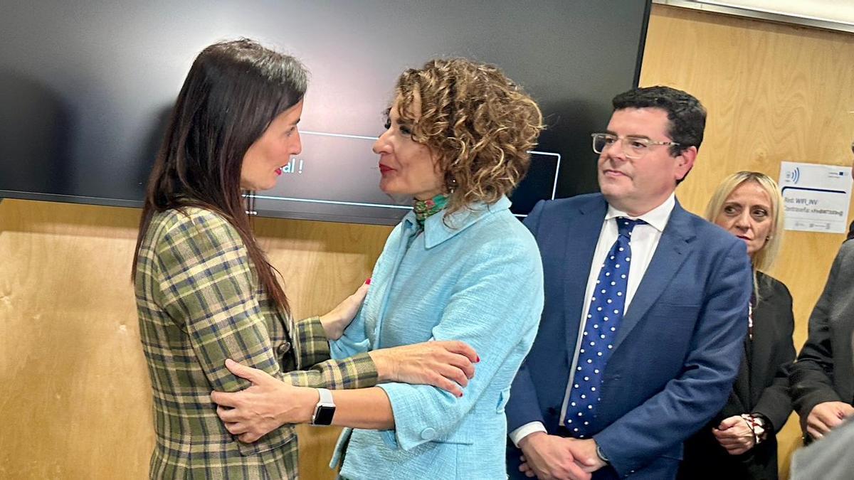 Merino saluda a la ministra María Jesús Montero antes del inicio del Consejo de Política Fiscal y Financiera