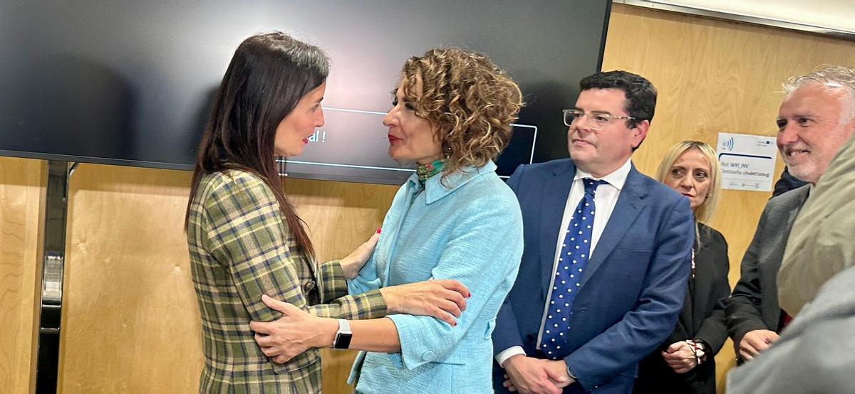 Merino saluda a la ministra María Jesús Montero antes del inicio del Consejo de Política Fiscal y Financiera