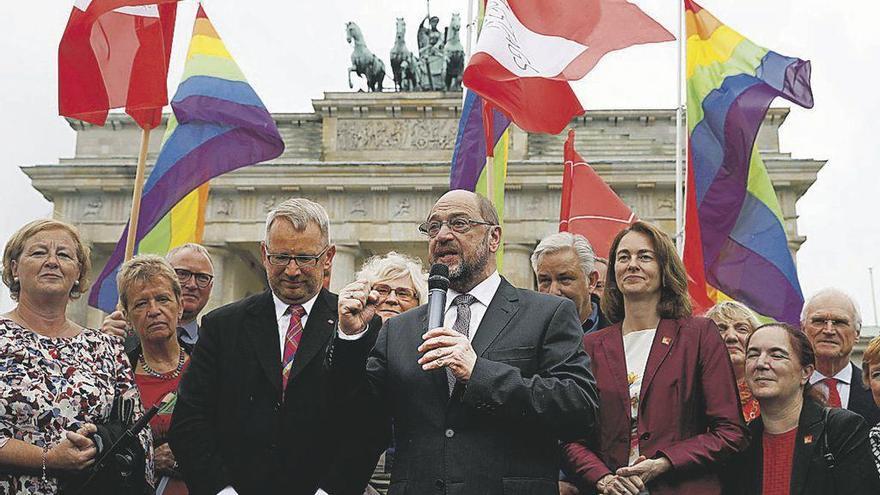 El candidato socialdemócrata a la cancillería, Martin Schulz, celebra en Berlín la aprobación del matrimonio homosexual. // Efe