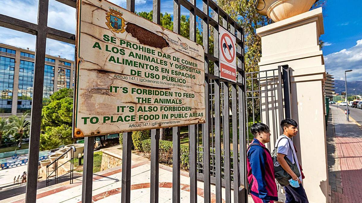 Uno de los baños del espacio verde que está averiado estos días. | DAVID REVENGA