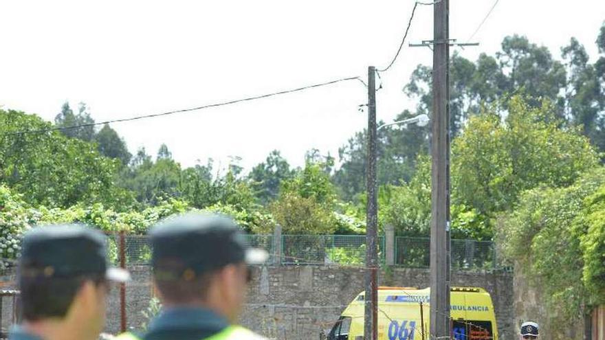 Guardia Civil en los accesos de la casa el día del crimen. // G. Santos